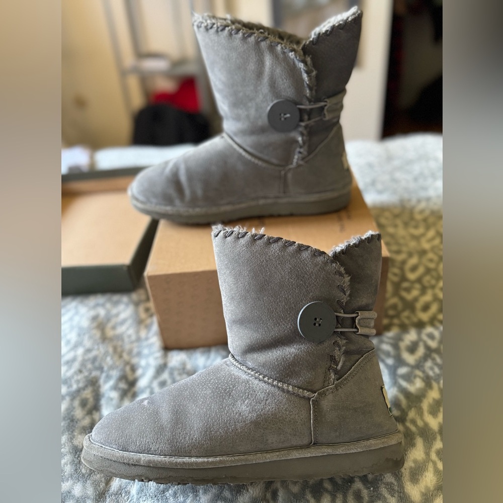 Lamo fur lined women’s boots. Size 10.